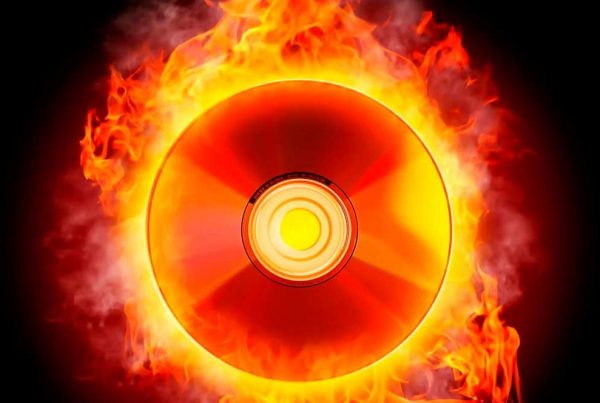 graver-des-cd-sur-fire-6743741-6678378-jpg