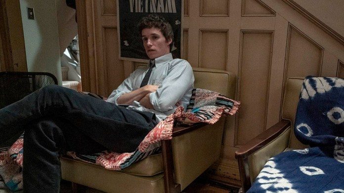Eddie Redmayne interpreta a Tom Hayden