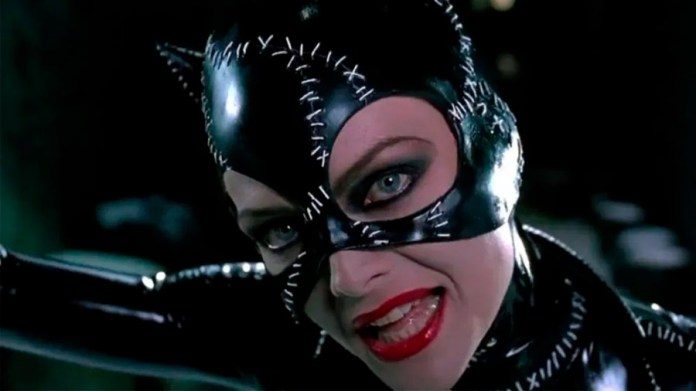 Michelle Pfeiffer recibió buenas críticas como Catwoman / Foto: Warner Bros.