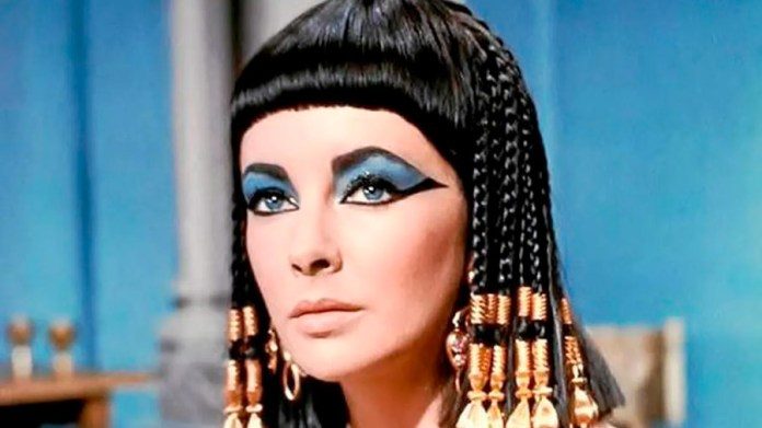 Elizabeth Taylor interpretó a Cleopatra en la década de 1960
