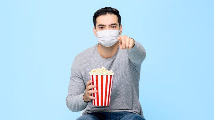 Los países han establecido protocolos sanitarios para evitar contagios en salas de cine durante la reapertura