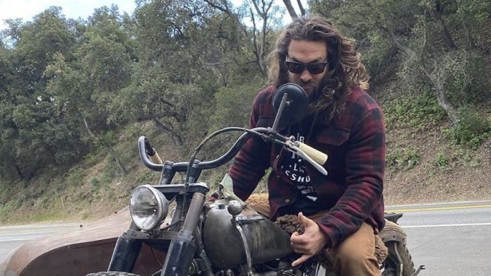 Jason Momoa en una motocicleta