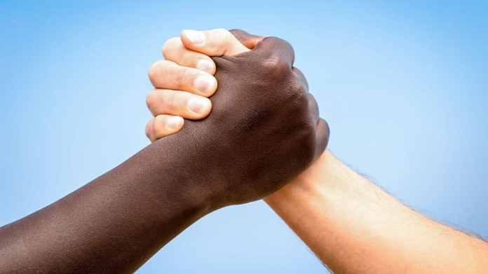 En varias partes del mundo hubo signos de solidaridad hacia la comunidad negra.