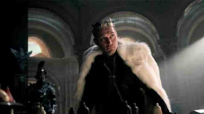 El actor Jude Law interpreta al malévolo rey Vortigen