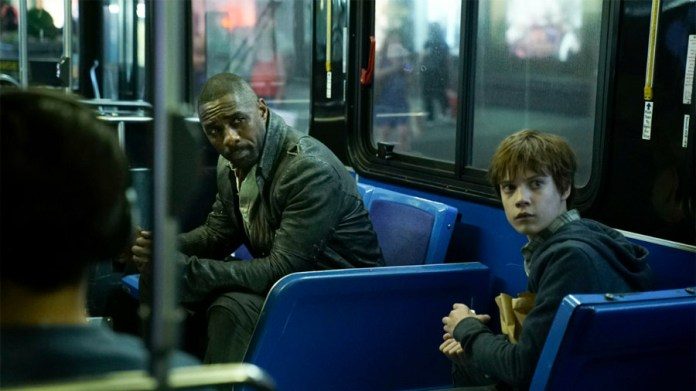 Idris Elba interpreta al pistolero, el protagonista de la película