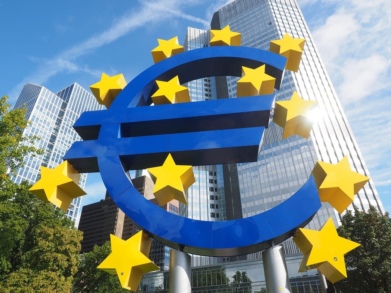 euro-sculpture-2867925_1280-8987647