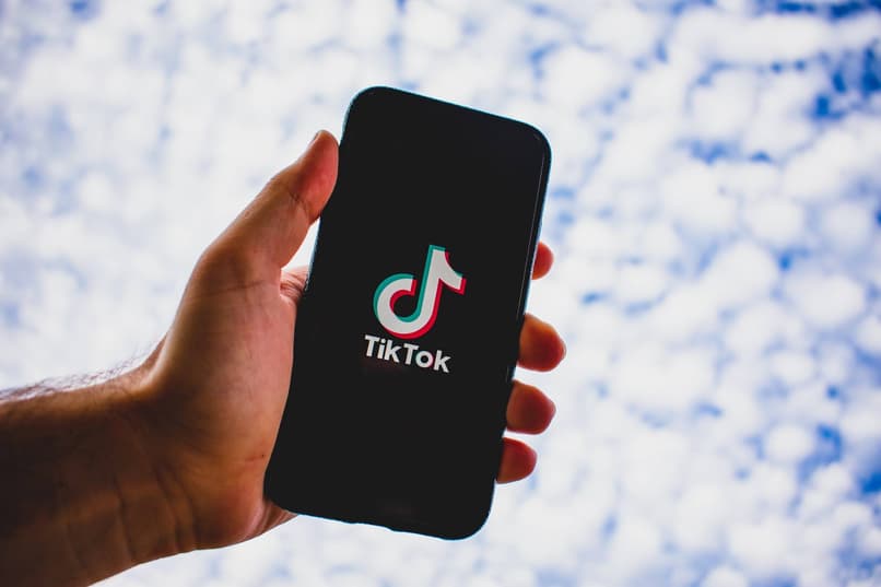 ¿Cómo puedo guardar datos móviles en mi teléfono cuando uso Tiktok?