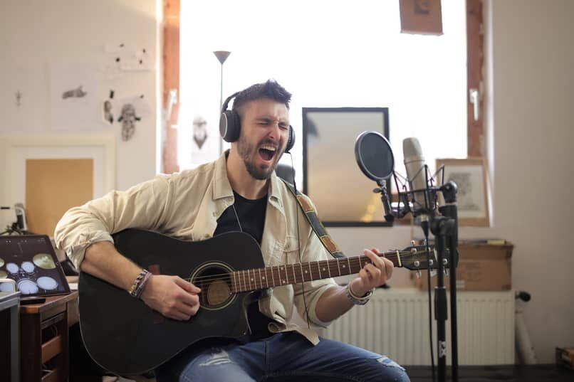 hombre cantando guitarra