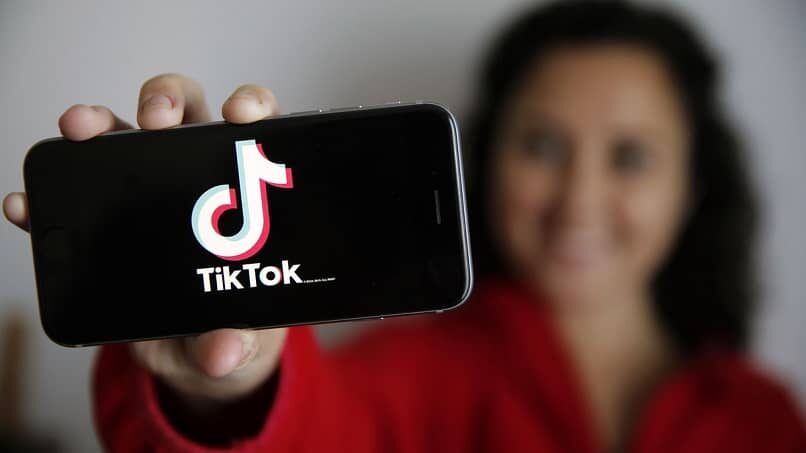 femme-avec-application-téléphone-tiktok_13011-3046340