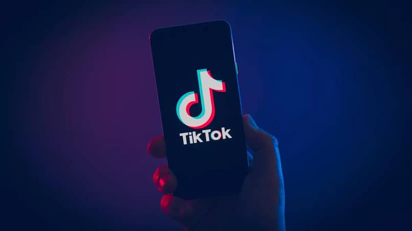 Cómo activar el modo oscuro en TikTok desde un teléfono celular iPhone y iPad